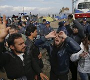 Migrantai blokuoja geležinkelį Graikijos ir Makedonijos pasienyje