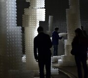 Perdirbtos plastmasės kamuoliukų instaliacija požeminėje troleibusų stotyje Va&scaron;ingtone