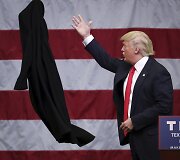 Donaldas Trumpas nusimeta savo apsiaustą