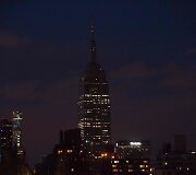 Dangoraižis &bdquo;Empire State Building&ldquo; Niujorke sekmadienį vakare aukų atminimui užtemo
