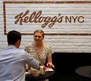 &bdquo;Kellogg&ldquo; atidarė pirmąją sausų pusryčių kavinę Niujorke