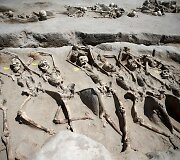 Archeologinių kasinėjimų metu Atėnų kapinėse rasti grandinėmis surakinti žmonių skeletai 