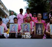 Tailandiečiai gedi po ilgos ligos mirusio mylimo monarcho Bhumibolo Adulyadejo