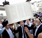 Tūkstančiai žydų susirinko prie Vakarų sienos vadinamajam &scaron;ventikų palaiminimui