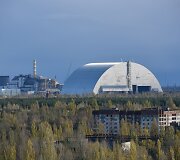 Černobylyje naujas milžini&scaron;kas gaubtas pradėtas stumti ant branduolinio reaktoriaus