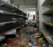 Neapsikentę nepriteklių Venesuelos gyventojai plė&scaron;ia ir niokoja parduotuves