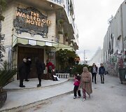 Gatvės menininkas Banksy atidarė vie&scaron;butį Betliejuje