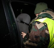 VSAT kinologas dirba su keturkoju kolega