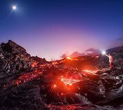 Mike'o Mezeulo Havajuose fotografuota į vandenį tekanti lava