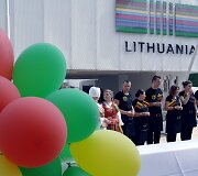 Lietuviai &bdquo;EXPO&ldquo; parodoje lankytojus vilioja maistu: &scaron;akočiais, sūriu, cepelinais