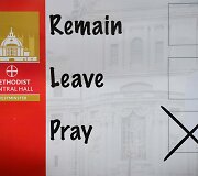 Britanijos rinkėjai pradėjo balsuoti istoriniame referendume dėl tolesnės &scaron;alies narystės Europos Sąjungoje