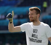 Suomijos vartininkas Luka&scaron;as Hradecky siunčia linkėjimus Christianui Eriksenui