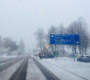 Sniegas užklojo žemę.