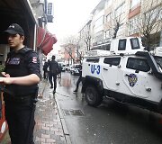 Stambule dvi užpuolikės atakavo policijos būstinę