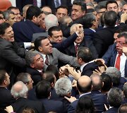 Turkijoje vykstant debatams dėl prezidento galių įstatymų leidėjai &scaron;vaistėsi kum&scaron;čiais