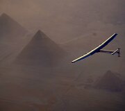 Lėktuvas Solar Impulse vir&scaron; Egipto piramidžių