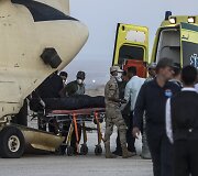 Egipto paramedikai krauna mirusiųjų kūnus į karinį lėktuvą