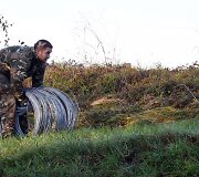 Slovėnijos armija įrenginėja spygliuotų vielų užtvaras