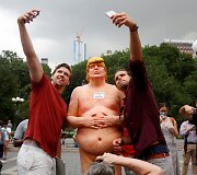 Nuogo Donaldo Trumpo skulptūra Niujorke