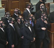 Kosovo parlamente opozicijos nariai paleido a&scaron;arines dujas