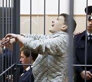 Gegužės 6 diena. Rusijoje kalinama Nadežda Savčenko juokiasi klausydamasi teismo parei&scaron;kimų