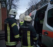 Į įvykio vietą atskubėjo medikai, ugniagesiai ir policija.