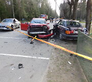 (I&scaron; kairės) &bdquo;Opel Omega&ldquo;, &bdquo;Audi A6&ldquo; ir &bdquo;Audi 80&ldquo; įvykio vietoje