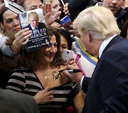 Donaldas Trumpas pasira&scaron;inėja ant moters kūno