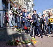 Kijeve prie Nyderlandų ambasados dedamos gėlės
