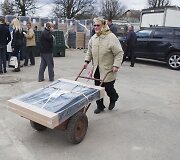 Kompostavimo dėžės Salininkų gyventojams atiteko nemokamai.