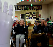 Senstančioje Japonijoje senelių priežiūrai pasitelkiami robotai
