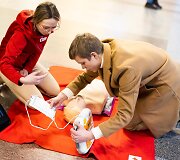 Valentino dieną Vilniaus ir Kauno oro uostuose kvietė i&scaron;mokti naudotis automatiniais defibriliatoriais