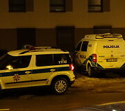 Policijos automobiliai prie namo, kuriame rastas lavonas
