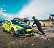 &bdquo;Neste Dream 2 Drive &ndash; Tauras Racing&ldquo; komandos automobilis, kurį &bdquo;Autoplius.lt Fast Lap&ldquo; Kačerginėje pilotuos du Lietuvos virtualių žiedinių lenktynių čempionato nugalėtojai.