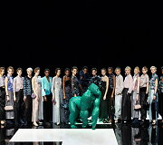 &bdquo;Giorgio Armani&ldquo; 2021&ndash;2022 m. rudens ir žiemos kolekcijos modeliai