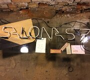 Pirmojo (apie 1989&ndash;1991 m.) privataus dizainerių salono &bdquo;Salonas 7&ldquo; i&scaron;kaba
