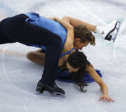 Amerikiečiai Madison Chock ir Evanas Batesas griuvo per olimpinių žaidynių Pjongčange dailiojo čiuožimo varžybas.
