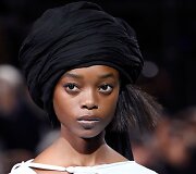 &bdquo;Yohji Yamamoto&ldquo; 2019 m. pavasario ir vasaros kolekcijos modelis