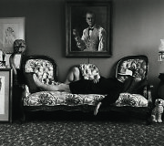 Ra&scaron;ytojas Trumanas Capote savo bute, Niujorke, 1977 m. &copy; 1977 Arnold Newman. Getty Images