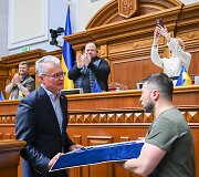 Gitanas Nausėda Volodymyrui Zelenskiui įteikė apdovanojimą