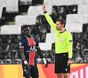Raudona kortelė Idrissai Gueye
