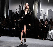 &bdquo;Elie Saab&ldquo; 2016 m. rudens-žiemos auk&scaron;tosios mados kolekcijos modelis