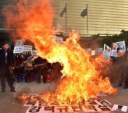 Pietų korėjiečių protestas dėl &Scaron;iaurės Korėjos bandymų pasigaminti atominę bombą