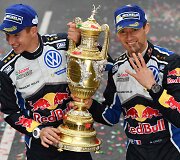  Sebastienas Ogier su &scaron;turmanu Julienu Ingrassia džiaugiasi pergale