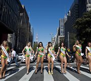 Pusnuogės merginos Brazilijos gatvėje savo kūnais reklamavo &bdquo;Mis Bumbum&ldquo; renginį