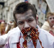 Ukrainos aktyvistai, persirengę rusi&scaron;ką propagandą ryjančiais zombiais