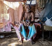 Žemdirbys Kaluarchihi sėdi ant savo lovos. Vos prie&scaron; savaitę nuo &scaron;irdies smūgio mirė jo žmona Malkanthi