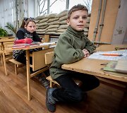 Mokykla Ukrainos kare &ndash; su smėlio mai&scaron;ais ant langų ir požemine slėptuve