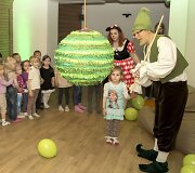 Kauno vaikai &scaron;ėliojo su pasakų personažais