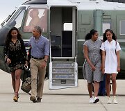 Barackas ir Michelle Obamos su dukromis Sasha ir Malia